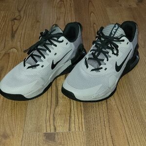 Nike Men's Gray and Black Athletic Shoes